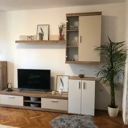 Kula Apartment *